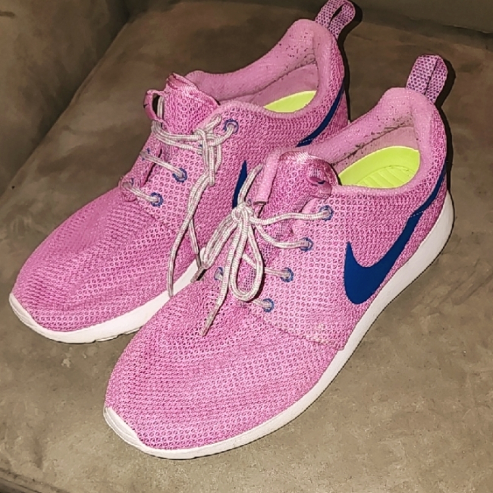 RETRO NIKE ROSHE RUNS. (ISSUED 2013) WOMEN'S SIZE 10. GREAT CONDITION!